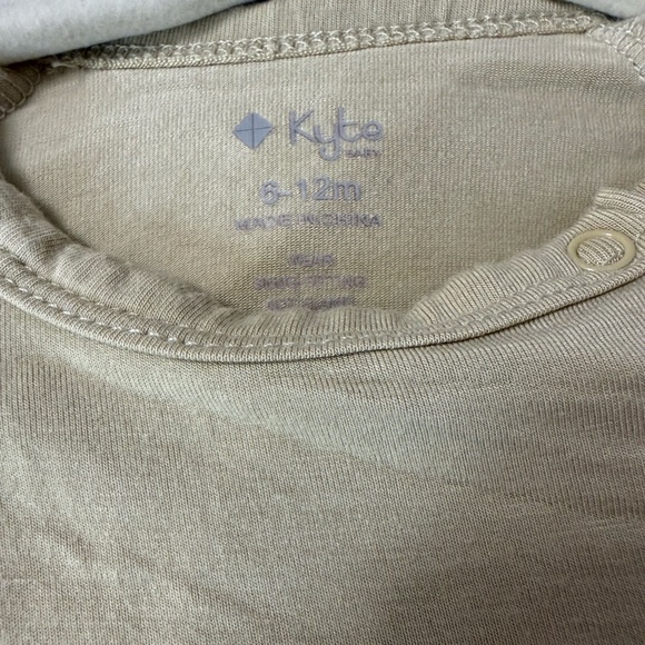Kyte BABY Short Sleeve One-Piece Romper in Light Khaki 6-12M bamboo soft - Picture 3 of 3